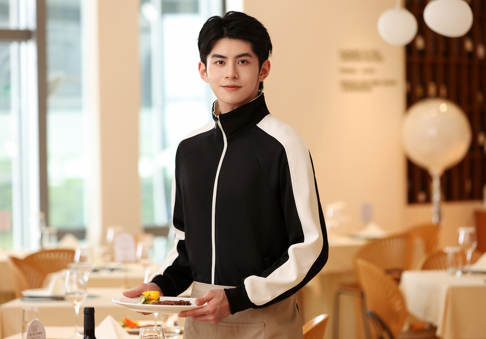 定制衛(wèi)衣 餐飲超市酒店服務(wù)員工作服的秋冬新風(fēng)尚